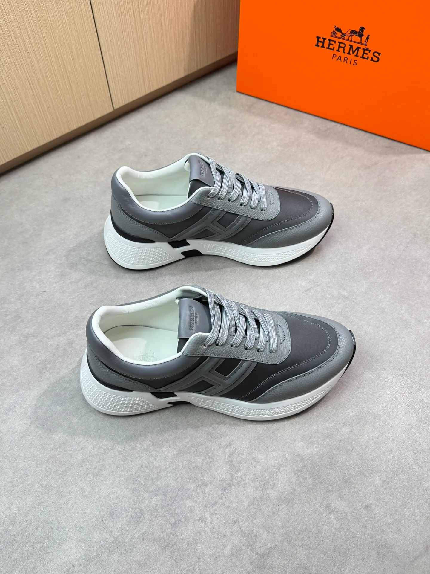 [HERMES] Hermès men's shoes 💰520💰 - high-end quality original items 🔍🔍🔍 casual sports shoes - upper: 🔝 pebbled calfskin, brand high mercerized canvas, body sewn with brand ´H´ totem, tongue brand logo cloth label - lining: water-dyed cowhide -Outsole: Ultra-light T men's shoes 💰U foam·rubber; two-color molded outsole -Ultra-high quality control·Fine workmanship: highlighted (high-end·luxury·grade) -Size: 39-44 (38, 45, can be customized)